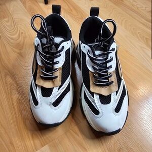 Steve Madden possession black/ tan size 8